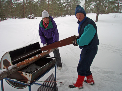Gerd och Ulf sågar ved